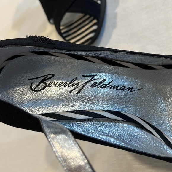 Beverly Feldman black pump with white and black flower on ankle strap - Picture 7 of 14